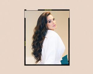 Ashley Graham wears hair extensions.