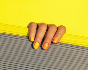 warm summery nails