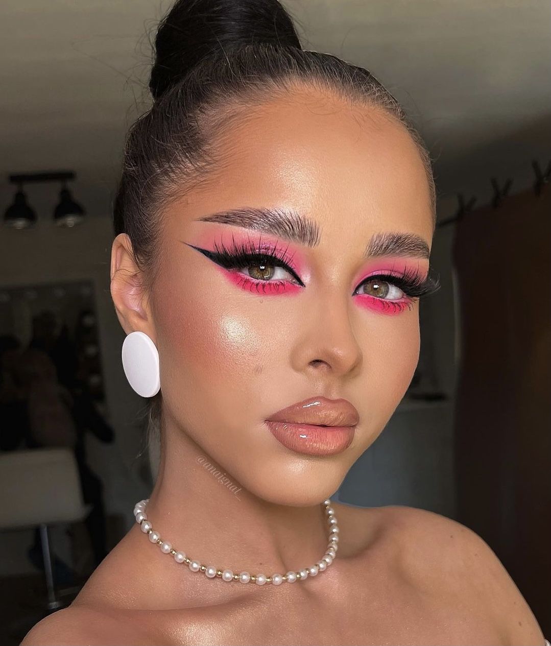 neon pink eyeliner